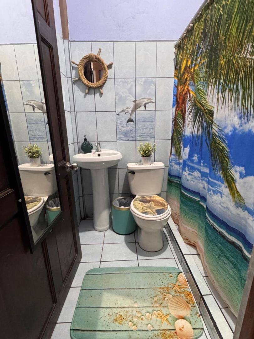 Villas Ela: private bathroom with painted dolphins on the wall